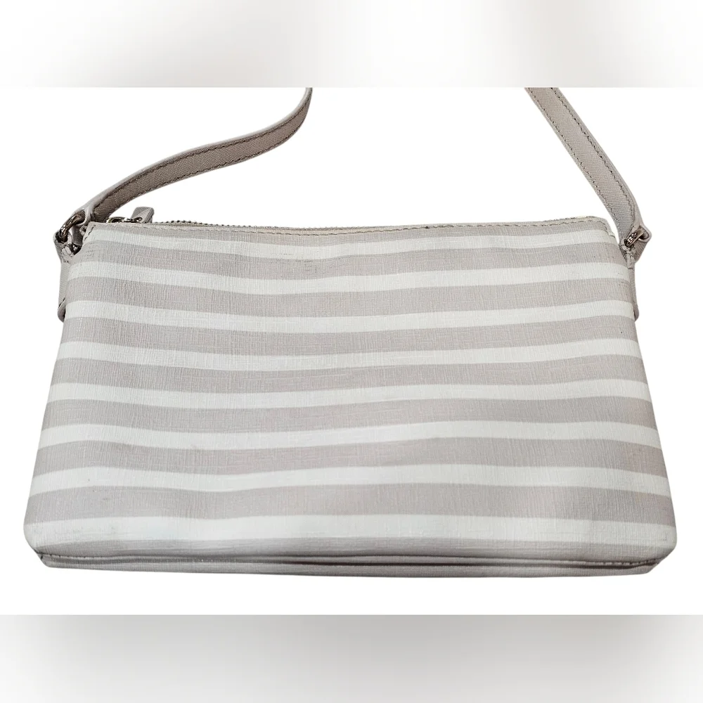 Kate Spade Storybook Fairmount Square Carolyn Crossbody Purse. In Used Condition - Picture 2 of 9